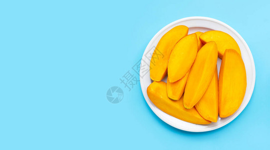 热带水果芒果在蓝色背景图片