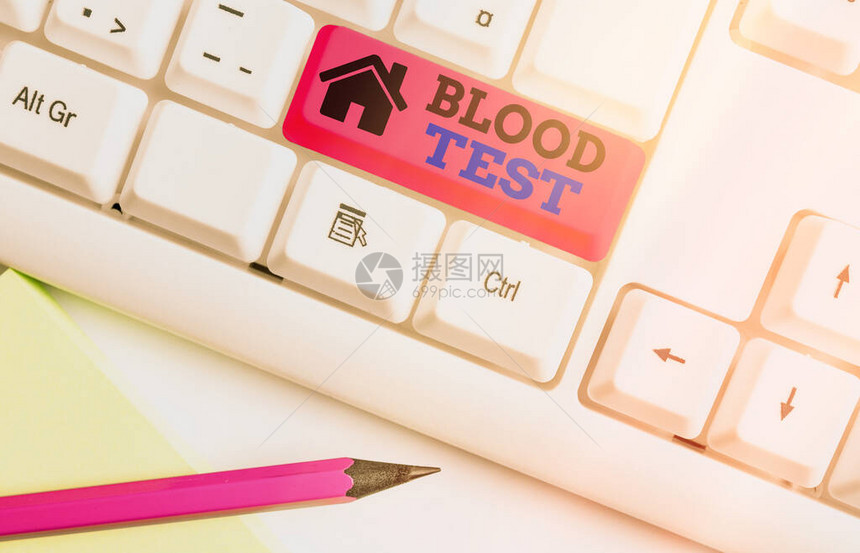显示验血的书写笔记从生物体中提取血样以进行实验室分析的商业概念白色pc键盘图片