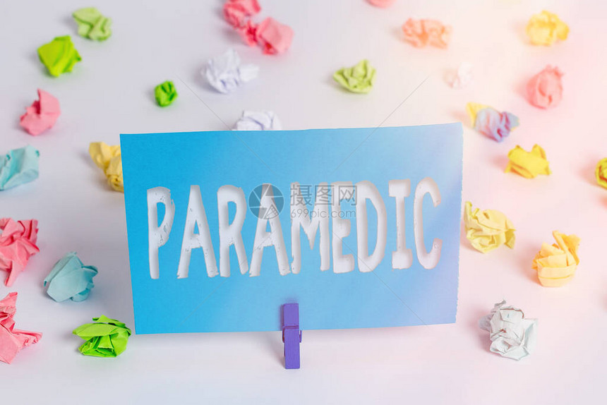 具有紧急医疗工作专门知识的保健工作者的商业概念彩色折叠纸面上空白提醒白地板衣物棚Colanedcramplep图片