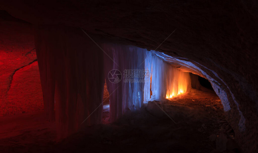 俄罗斯阿尔汉格尔斯克地区库洛戈里村附近洞穴中的地下冰柱和冰钟乳图片