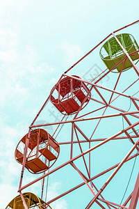 摩天轮在古色香的蓝天背景下为夏日节和游乐园假日度假主题公园嘉年华图片