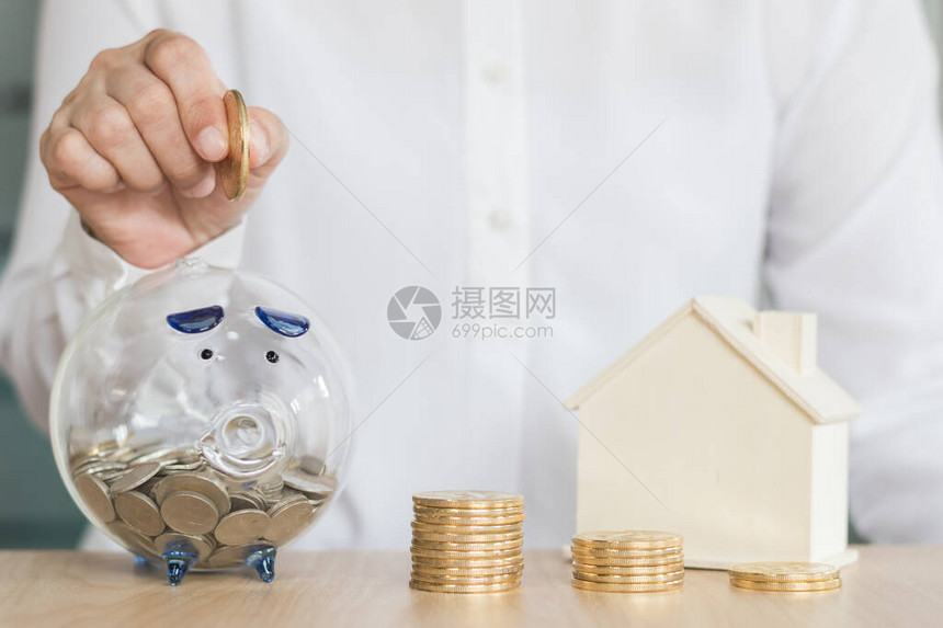 带存钱罐的房屋贷款银行业务省钱和财务规划概念图片