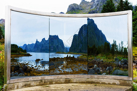 混凝土玻璃钢镜反射着周围的fjordmountains背景图片