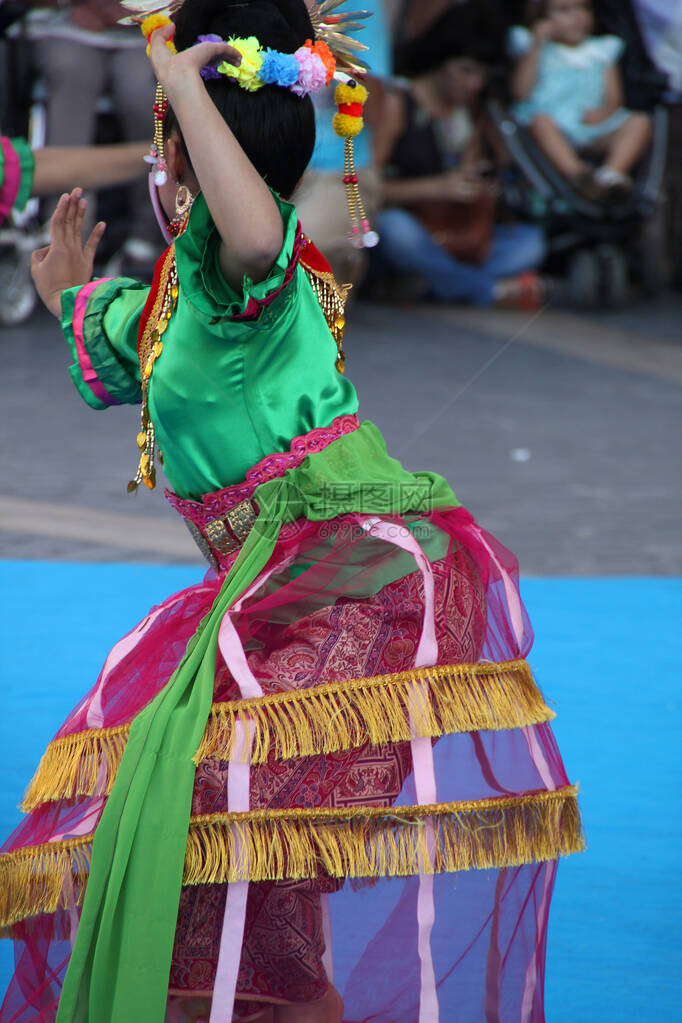 街头节日中的印尼民间舞蹈图片