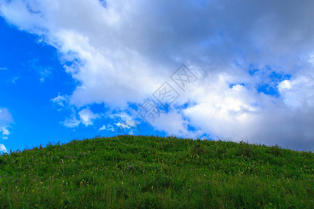 美丽的春天和夏日风景青山高雪山图片