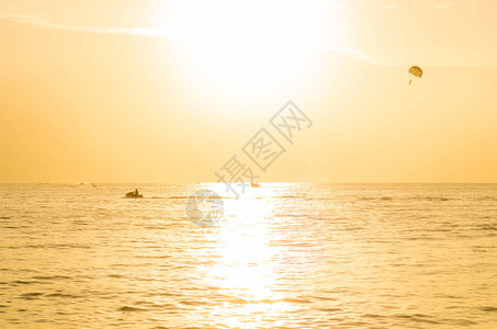 游客在泰国普吉海滩日落时游临图片
