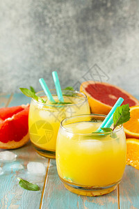 夏季菜单饮料橙子和葡萄果汁加冰的新鲜饮图片