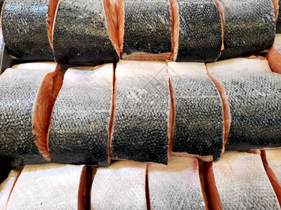 躺在超市柜台上的冰块上鲜鱼健康饮食图片素材