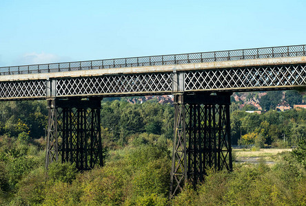 经久耐用一个铸成的铁制维多利亚时代铁路桥背景