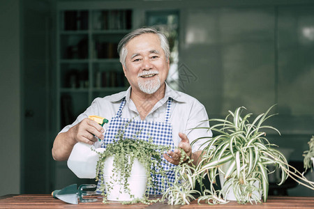 高年男子在图片