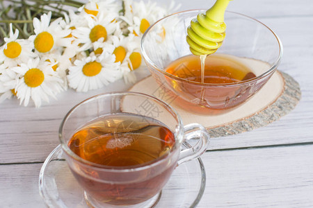 蜂蜜温泉和一杯酿制的草药甘菊茶蜂蜜图片