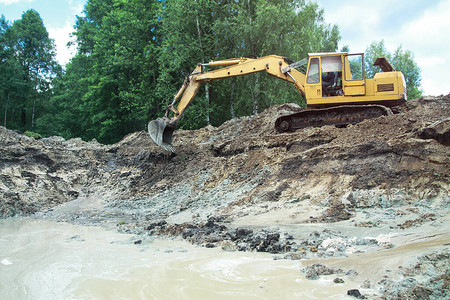 拖拉机挖掘一个已经积水的大湖图片