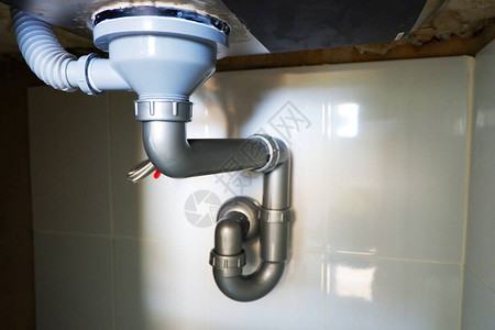 这是安装下水道排水系统用于厨房下背景图片