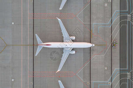 机场停机坪停车场商用飞机的自上而下视图图片