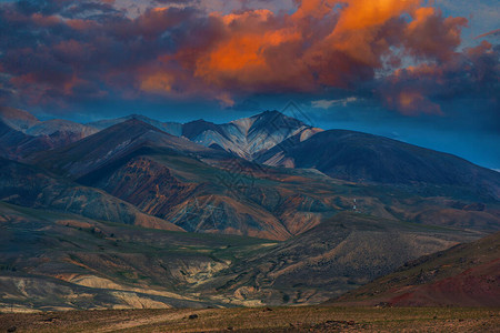 蒙古阿尔泰山中不同彩色的山脉图片