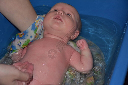 刚出生的婴儿在浴缸里洗图片