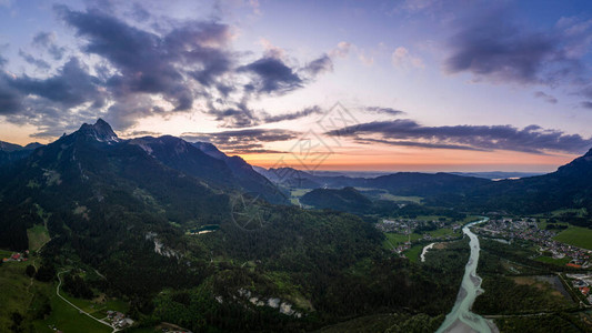山Hhehenkammpflach村的日落全景图片