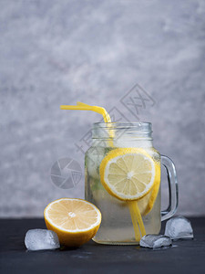 以柠檬和薄荷或莫吉托的罐子中柠檬汁补充夏图片