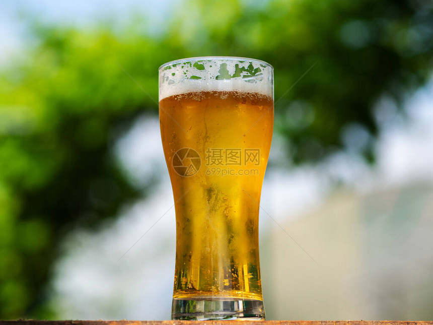 炎夏日来一杯清爽的冰镇淡啤酒图片