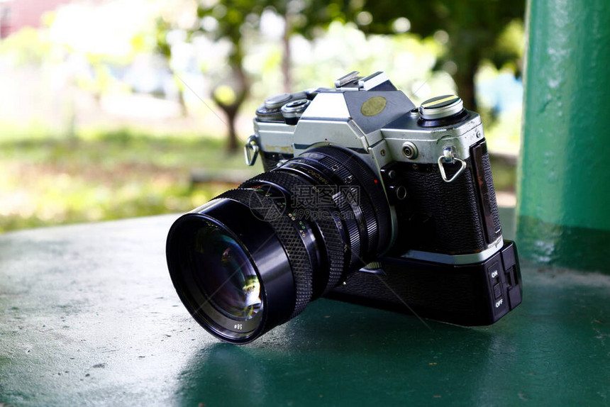 在户外公园拍摄老旧的单一镜头反射镜或SLR图片