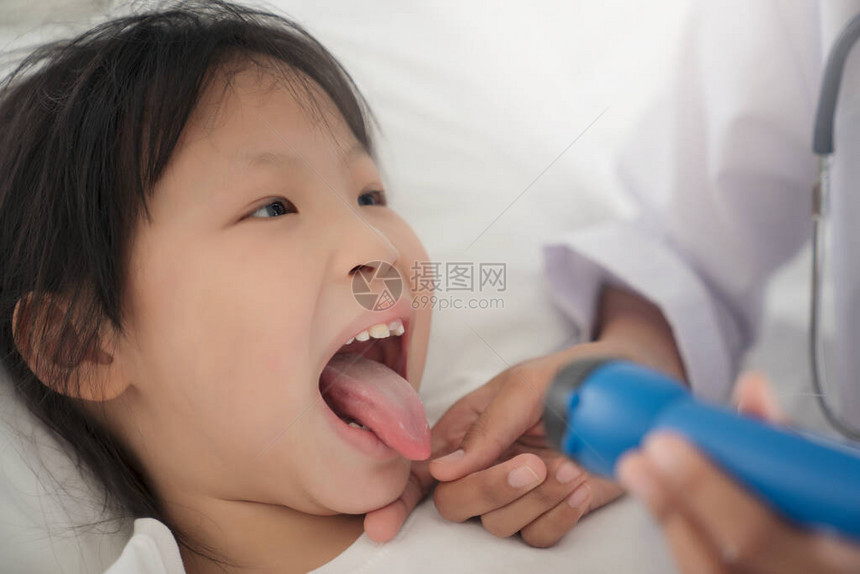 女医生在医院检查小女孩嘴巴检查年轻图片
