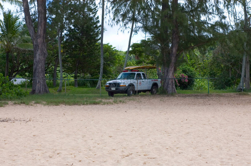 海滩上的救生车图片