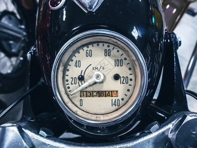 苏联旧黑色摩托车的圆速图片