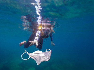 志愿者女孩穿着泳衣浮潜背景图片
