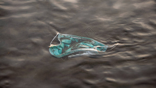 冠状塑料垃圾污染环境一次口罩在海洋中爆发垃圾废弃的一次医用口罩图片