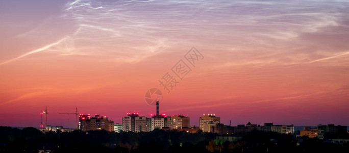 太阳升起的城市景色图片