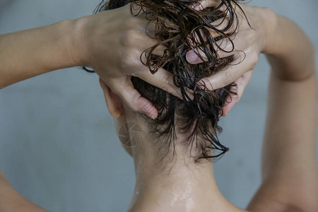 毛发洗和头皮按摩淋浴图片