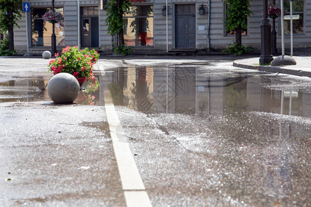 夏季大雨过后街道水坑河口和城市排图片