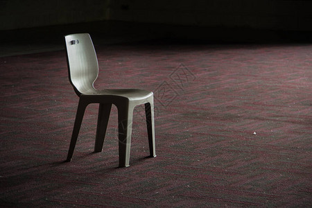 红地毯区放着一把灰色椅子背景图片