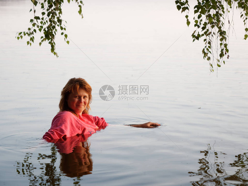 美丽的女孩在日落时在湖中沐浴2020图片