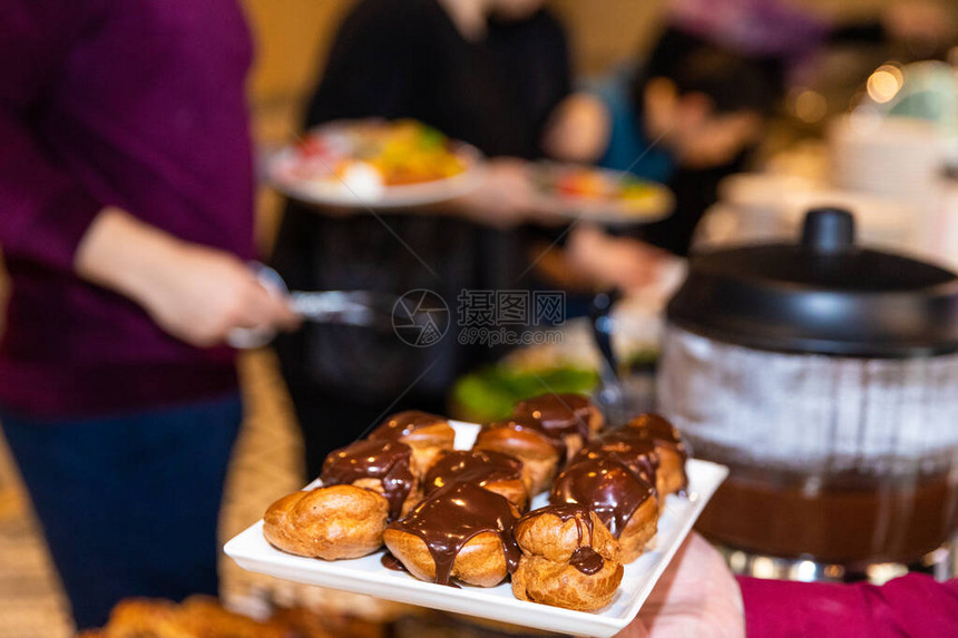 餐厅的美味早餐桌图片