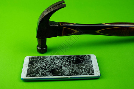手机智能手机屏幕被绿背景击碎了以绿图片素材