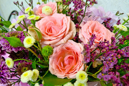新鲜美丽芬芳多彩姿的花束图片
