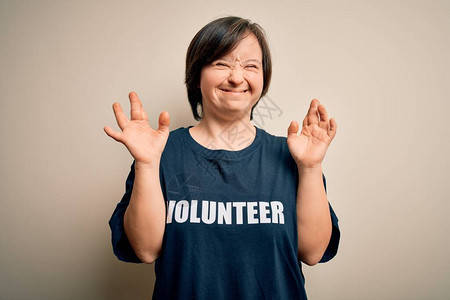 身着社会关怀慈善团体T恤的年轻女志愿者带着希望和眼神闭合图片