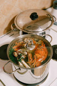 蓝螃蟹是用玻璃盖子在锅里煮的图片