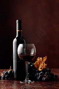 棕色背景的红酒和葡萄免费图片