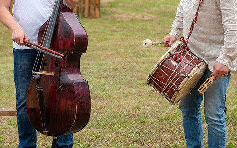 乡村乐团在户外演奏音乐家在野外的草地上表演有反向舞图片