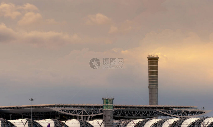 机场屋顶和机场空中交通管制塔用于通过雷达控制空域的机场交通管制塔航空技术与落日的天空和白图片