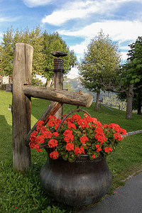 瑞士格劳宾登州恩加丁山谷Scuol市古尔达古村铜锅图片