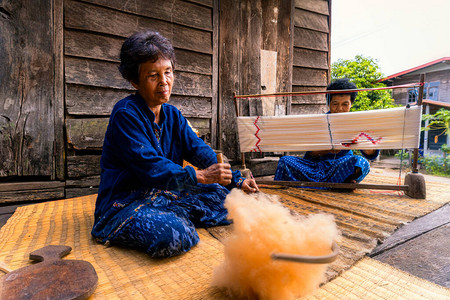 锻造棉花和制作泥棉白色棉绒和棉纺纱织染织古泰为棉天图片