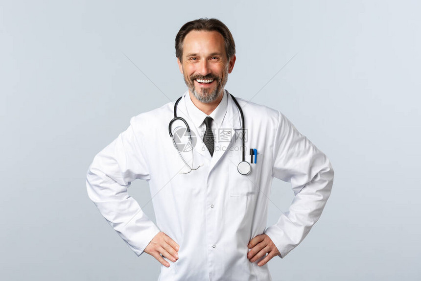 Covid19验尸官爆发医护人员和流行病概念热心微笑的男医生很高兴帮助病人穿白大褂的医生很高兴在诊图片