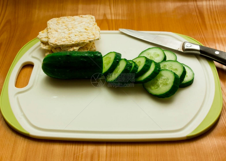 一步准备健康早餐三明治和脆面包的说明第1步将黄瓜切成圆形健康早餐图片