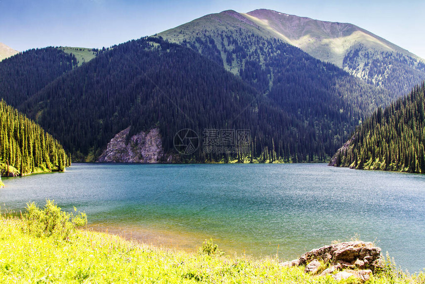 哈萨克斯坦高山Kolsai湖中亚天山脉的美图片