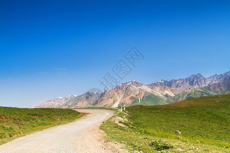 通往吉尔斯坦宋国湖之路中亚图片