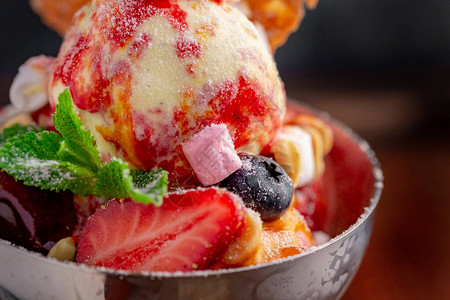 草莓冰淇淋球在铁碗中加棉花糖薄荷图片
