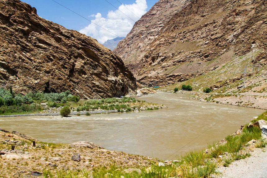 位于Panj河AmuDarya旁WakhanCoridor的Pamir高速公路图片